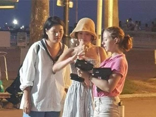 Hậu ly hôn, Song Joong Ki "trốn mất tăm" còn Song Hye Kyo lại ngày càng sexy không ngại khoe da thịt đi chơi muôn nơi
