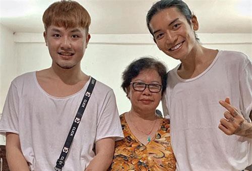 BB Trần cùng người yêu diện đồ đôi, hạnh phúc đón tuổi mới bên cạnh đại gia đình