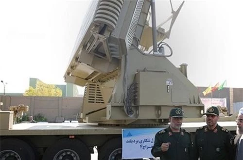 Radar điều khiển hỏa lực của Bavar-373 có tên là Meraj được thiết kế với anten mạng pha đặt trên khung gầm xe vận tải hạng nặng ZAFAR. Ảnh: Sina