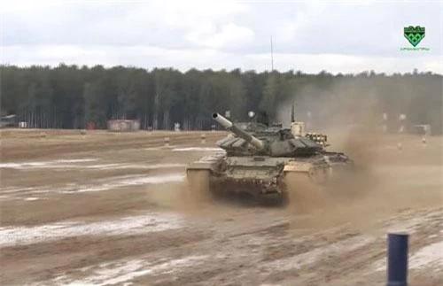 Bấy lâu nay, nhắc tới danh hiệu xe tăng nhanh nhất thế giới, thường người ta nghĩ tới T-80 được nhiều nước trên thế giới (gồm cả khối NATO) công nhận và đặt cho nó biệt danh “xe tăng bay” vì tốc độ trên 70km/h của nó. Tuy nhiên, giờ đây danh hiệu của T-80 có lẽ bị thay đổi bởi việc chính Quân đội Nga vừa chứng minh cho cả thế giới thấy rằng T-72B3 mới là xe tăng nhanh nhất hành tinh. Nguồn ảnh: Tzvezda