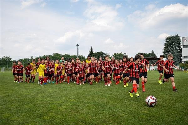 Học viện Bóng đá AC Milan Hà Nội chính thức tuyển học viên 