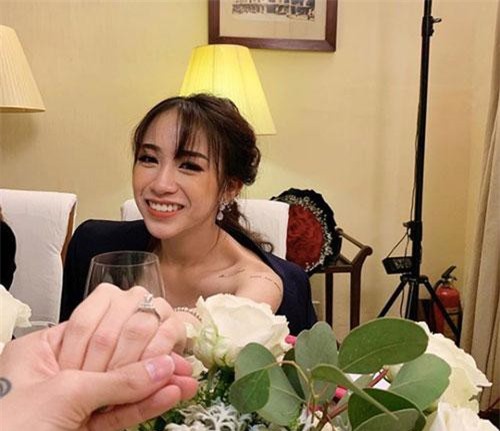 Joyce Phạm - ái nữ của đại gia ngành nhựa khoe nhẫn kim cương và váy cưới