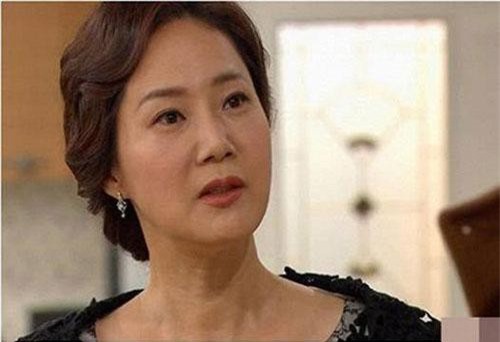 Biết con trai ngoại tình, mẹ chồng chỉ nói 1 câu khiến con dâu cả đời cũng không quên được