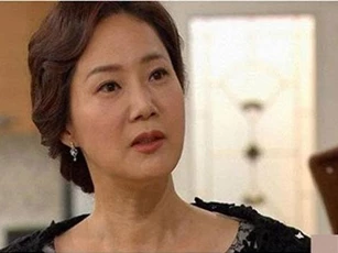 Biết con trai ngoại tình, mẹ chồng chỉ nói 1 câu khiến con dâu cả đời cũng không quên được
