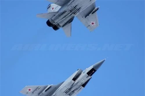 Kênh truyền hình Zvezda vừa đưa tin, phi đội tiêm kích đánh chặn MiG-31BM của Hạm đội Thái Bình Dương vừa hoàn thành 6 chuyến bay huấn luyện trên tầng bình lưu với tình huống giả định truy tìm mục tiêu xâm phạm không phận Nga và tiêu diệt chúng. Ảnh: Airliners.net