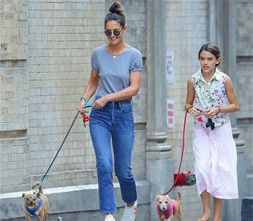Katie Holmes cùng con gái Suri dắt cún cưng đi dạo trên đường phố New York ngày 19/8 vừa qua