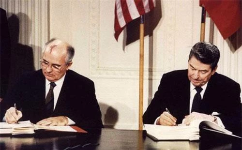 Hai nhà lãnh đạo Liên Xô và Mỹ Mikhail Gorbachev và Ronald Reagan ký hiệp ước INF năm 1987 (Ảnh: Reuters)