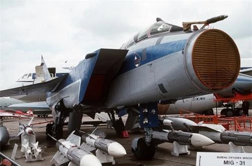 Hệ thống điện tử trên MiG-31 cũng rất đáng thèm thuồng. Nó được trang bị radar mạng pha bị động Zaslon-M có phạm vi dò tìm lớn (400 km) đối với mục tiêu cõ kích thước là máy bay cảnh báo và điều khiển trên không AWACS và khả năng điều khiển tên lửa tấn công 6 mục tiêu cùng lúc cả trên không, mặt đất, mặt biển. Ảnh: Wikipedia