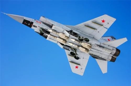 Thứ 3 về vũ khí, MiG-31 được trang bị các tên lửa không đối không có tầm bắn xa nhất hành tinh R-33 (304km) và R-37 (398km, tốc độ Mach 6). Những loại vũ khí này được thiết kế để tiêu diệt các máy bay có giá trị cao của kẻ thù như máy bay ném bom chiến lược, máy bay cảnh báo sớm AWACS. Ảnh: Russian Planes 