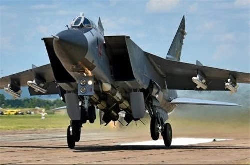 Có rất nhiều thứ có thể kể khi nói về MiG-31, tuy nhiên, có 3 điểm mạnh nhất trên MiG-31 luôn được nhớ đến, những thứ tạo nên danh hiệu “tiêm kích đánh chặn số 1 thế giới”. Ảnh: Russian Planes