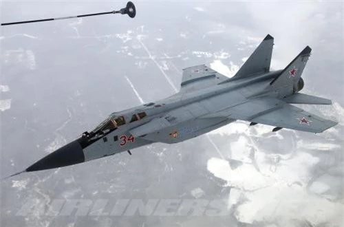 MiG-31 đạt tầm bay 3.000km nếu mang 4 tên lửa và 2 thùng dầu phụ, lên tới 5.400km nếu được tiếp nhiên liệu trên không một lần; bán kính chiến đấu 1.400km nếu bay tốc độ cận âm và độ cao tối đa 10.000m và rút xuống chỉ còn 720km nếu bay tốc độ Mach 2,35 và ở độ cao 18.000m. Trần bay tối đa mà MiG-31 đạt được tới 25km - gần chạm giới hạn độ cao tên lửa S-300, S-400, tốc độ leo cao 288m/s. Ảnh: Airliners.net