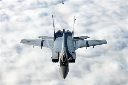 Thực tế, ngay cả các dòng máy bay tiêm kích tàng hình Su-57 hay tiêm kích thế hệ 4 Su-35S danh tiếng hiện nay cũng chẳng thể nào có được khả năng bay lượn như MiG-31. Thế nên, chẳng thế nói là quá khen nếu coi MiG-31 là tiêm kích nhanh nhất thế giới. Ảnh: Airliners.net