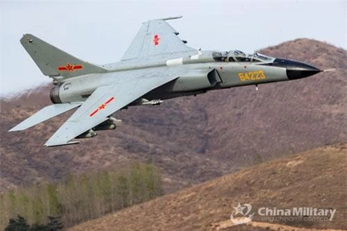 Thời báo Hoàn Cầu dẫn lời chuyên gia Liu Xuanzun, JH-7A II là máy bay tiêm kích - bom hiện đại nhất được tăng cường hiệu suất bay và hỏa lực so với phiên bản trước JH-7A. Hình ảnh về JH-7A II được cho là đã xuất hiện trong các đoạn video khai mạc cuộc thi phi công quân sự Aviadarts vừa mới khởi tranh vài ngày trước. Nguồn ảnh: China Military