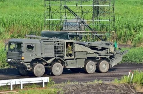 Theo Sina, trong khuôn khổ cuộc tập trận dưới chân núi Phú Sĩ cách đây ít ngày, Lực lượng Phòng vệ Nhật Bản lần đầu tiên giới thiệu pháo tự hành bánh lốp Type 19 do nước này tự phát triển. Ảnh: Sina Theo Sina, trong khuôn khổ cuộc tập trận dưới chân núi Phú Sĩ cách đây ít ngày, Lực lượng Phòng vệ Nhật Bản lần đầu tiên giới thiệu pháo tự hành bánh lốp Type 19 do nước này tự phát triển. Ảnh: Sina