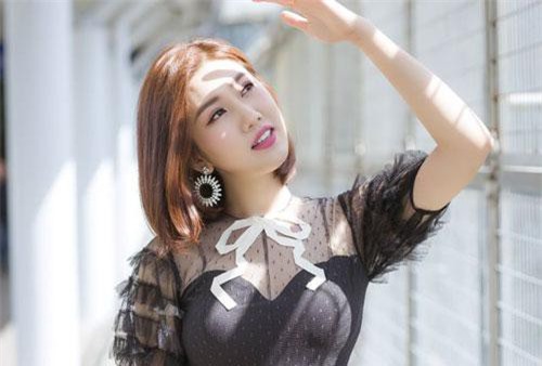 Dù đã 29 tuổi, “tình cũ” của Quốc Trường phanh áo khoe dáng vẫn như gái 18