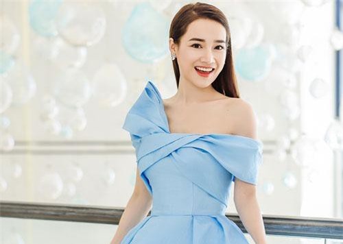 Nhã Phương khoe eo thon dáng đẹp sau khi sinh con