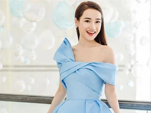 Nhã Phương khoe eo thon dáng đẹp sau khi sinh con