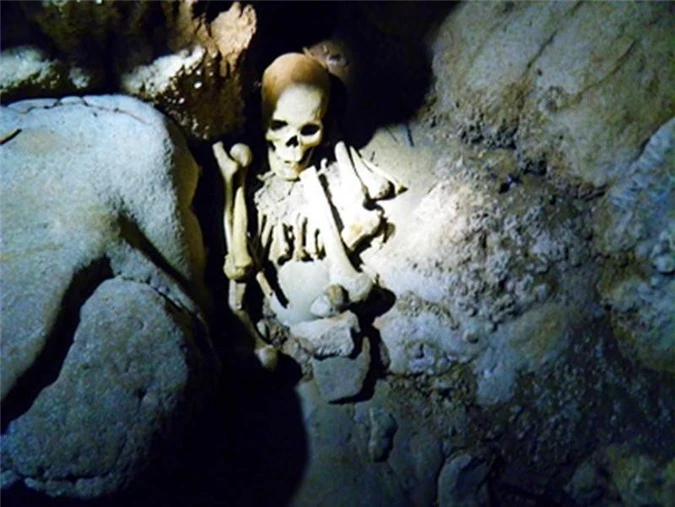 Hài cốt còn nguyên vẹn trong hang Ton ở xã Tân Hóa.