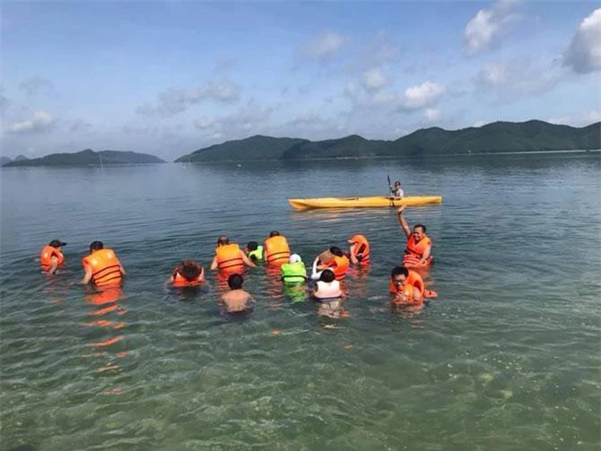 Chèo thuyền, bơi lội giữa Vịnh Bái Tử Long Chèo thuyền, bơi lội giữa Vịnh Bái Tử Long