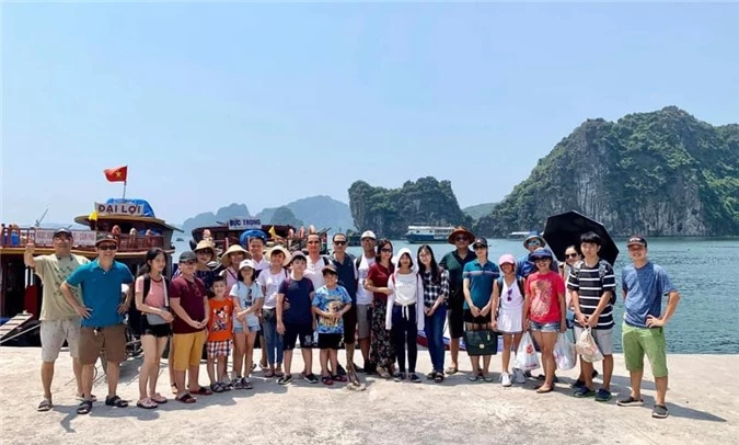 Bến cảng Vũng Đục nơi tàu đưa du khách ra đảo Đông Chén. Bến cảng Vũng Đục nơi tàu đưa du khách ra đảo Đông Chén.