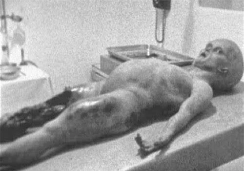 Nhiều nhà nghiên cứu cho rằng ảnh trước đây về sinh vật ngoài hành tinh trong vụ tại nạn ở Roswell là ảnh giả. Ảnh: Youtube