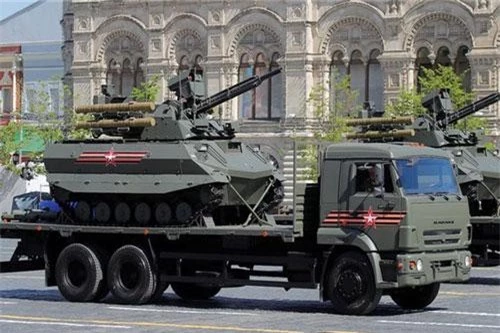 Đầu tiên không thể không nhắc tới phương tiện chiến đấu tự hành Uran-9 của Quân đội Nga. Đây là loại xe từng được truyền thông Nga "tung hô" lên tận trời xanh nhưng sau đó lại có màn trình diễn không thể "thảm" hơn trên chiến trường Syria. Nguồn ảnh: BI.