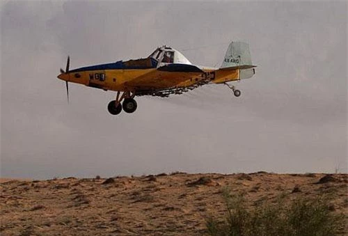 Một máy bay nông nghiệp rải phân bón ở sa mạc Negev (Ảnh minh họa: Times of Israel)