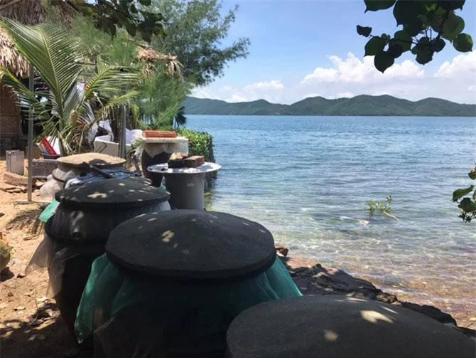 Những chum vại làm nước mắm, mắm nêm ngay sát biển. Những chum vại làm nước mắm, mắm nêm ngay sát biển.
