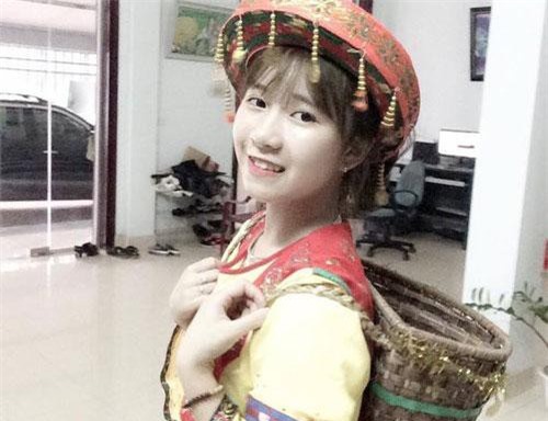 Khuôn mặt xinh xắn, búng ra sữa của “nữ sinh dân tộc” 10X