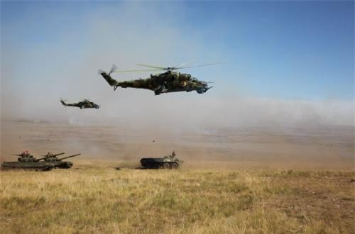 Ảnh: Hàng trăm xe tăng-thiết giáp Nga xếp hàng trên thảo nguyên tập trận