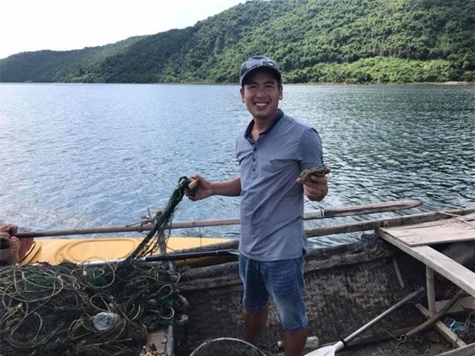 Anh Tâm, chủ đảo đích thân đưa du khách đi thu lưới bắt cù kỳ. Anh Tâm, chủ đảo đích thân đưa du khách đi thu lưới bắt cù kỳ.