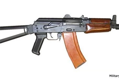 Theo Wikipedia, AKS-74U là phiên bản rút gọn từ khẩu súng trường tiến công AK-74 chuyên dùng cho các lực lượng tác chiến đặc biệt gồm cảnh sát đặc nhiệm, biệt kích hay các binh sĩ sử dụng phương tiện cơ giới chiến đấu như lính xe tăng, phi công máy bay chiến đấu. Ảnh: Military-Today