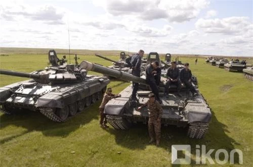  Mông Cổ có lẽ chỉ huy động một số xe thiết giáp BMP-2, họ cũng có T-72 nhưng là phiên bản T-72A cũ hơn không có giáp phản ứng nổ (ERA). Ảnh: Oikon