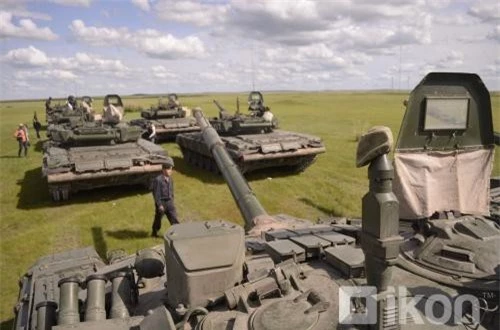 Cảnh xe tăng – thiết giáp dàn hàng duyệt đội ngũ trước giờ khai mạc tập trận luôn là một trong những hình ảnh hoành tráng nhất của bất kỳ cuộc diễn tập quân sự nào. Ảnh: Oikon