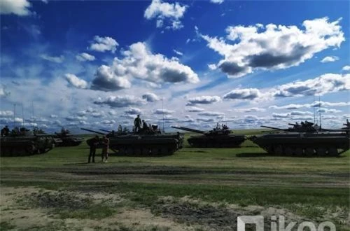 Thông cáo cho hay Quân khu miền Đông của Nga sẽ huy động khoảng 300 hệ thống vũ khí trong cuộc tập trận này, bao gồm cả bích kích pháo Akatsiya 152mm, hệ thống rocket phóng loạt Grad, súng phòng không tự hành Shilka, các xe tăng T-72B3, xe chiến đấu bộ binh cơ giới BMP-2, trực thăng Mi-24 và Mi-8AMTSh… cùng nhiều loại vũ khí, khí tài hiện đại khác. Ảnh: Oikon