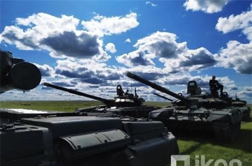 Trong ảnh, hàng dài xe tăng T-72B3 duyệt đội ngũ trước giờ tập trận. Ảnh: Oikon 
