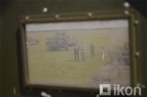 Hình ảnh độc đáo chụp qua khiên giáp pháo thủ xe tăng T-72. Ảnh: Oikon