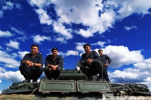 Một nhóm lính đứng trên đuôi xe tăng T-72B3 được triển khai cho cuộc tập trận. Ảnh: Oikon