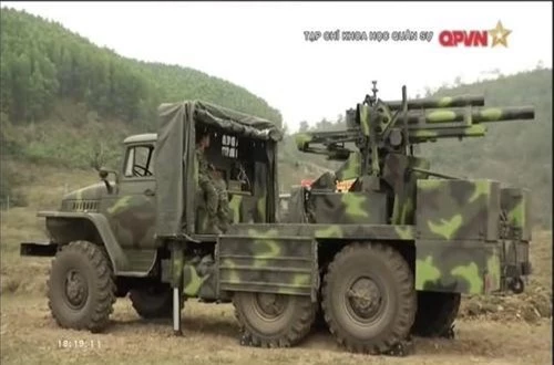 Ural-375D hiện là một trong những dòng xe vận tải quân sự chủ lực của lực lượng hậu cần Quân đội Nhân dân Việt Nam. Xe có tải trọng tối đa 4,5 tấn, trnag bị động cơ xăng 180hp với hộp số sàn 7 cấp, tốc độ tối đa 76km/h. Ảnh: QĐND