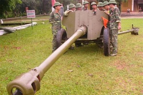 Theo Wikipedia, D-44 85mm được xếp vào phân loại pháo chống tăng hoặc pháo dã chiến cấp sư đoàn, do Uralmash sản xuất từ cuối chiến tranh thế giới thứ 2 tới tận năm 1953 cho Hồng quân Liên Xô. Sau này, Liên Xô xuất khẩu số lượng lớn pháo D-44 85mm cho Việt Nam sử dụng trong kháng chiến chống Mỹ. Ảnh: QPVN