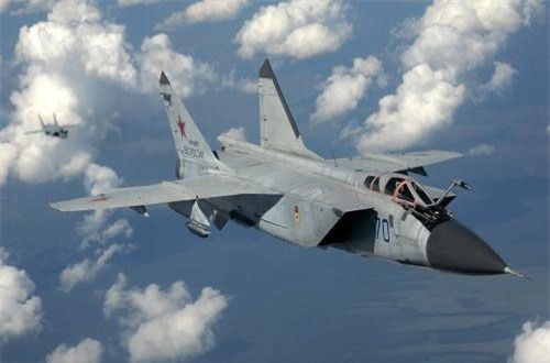 Soi buồng lái tiêm kích đánh chặn nhanh nhất hành tinh MiG-31 