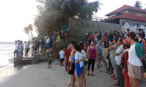 Bình Thuận: Sóng biển cuốn 6 du khách, 4 người mất tích