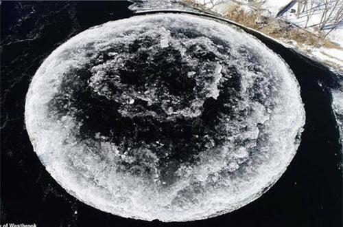 Clip: "UFO bí ẩn" xuất hiện trên sông Presumpscot ở Mỹ