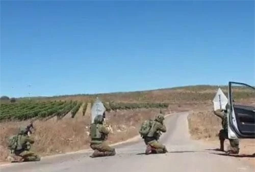 Các quân nhân Syria nhằm bắn mục tiêu. Ảnh: Twitter. Các quân nhân Syria nhằm bắn mục tiêu. Ảnh: Twitter.