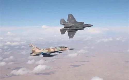 Tiêm kích tàng hình F-35I Adir và F-16I Sufa của Không quân Israel. Ảnh: IAF.