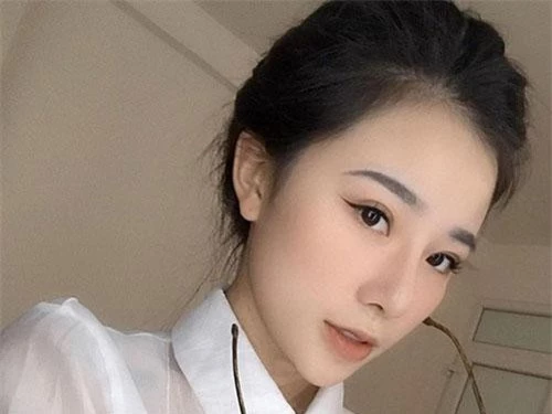 Nguyễn Minh Anh (sinh năm 1998), sinh viên Học viện Báo chí và Tuyên truyền, là Miss Báo Chí trong cuộc thi Press Beauty 2018. Ngoài ra, 9X từng đạt giải cao nhất cuộc thi The Next MC 2018. Sau đó, Minh Anh tham gia diễn xuất trong series hài Loa Phường.