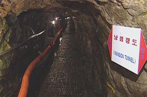 Những đường hầm bí mật được Triều Tiên đào xuống lãnh thổ Hàn Quốc đã từng bị Seoul phát hiện và tố cáo rất nhiều lần, tuy nhiên, nhiều chuyên gia khẳng định, chắc chắn vẫn có những đường hầm chưa từng bị phát hiện vẫn có thể được Triều Tiên sử dụng bất cứ lúc nào. Nguồn ảnh: Chosul.