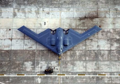 Northrop Grumman B-2 Spirit là một máy bay ném bom tàng hình chiến lược của Không quân Mỹ đi vào vận hành năm 1989. Chiến đấu cơ này có khả năng thâm nhập vào lưới phòng thủ phức tạp và có thể thực hiện các cuộc tấn công ở độ cao lên tới 15.240m. Chi phí ban đầu của B-2 là 737 triệu USD song năm 1997, sau khi điều chính và trang bị thêm bộ phận mới, tổng chi phí của nó lên tới 2,1 tỷ USD khiến chiến đấu cơ này trở thành máy bay đắt đỏ nhất từng được sản xuất. Đó là chưa kể B-2 tốn tới 135.000 USD cho mỗi giờ hoạt động.