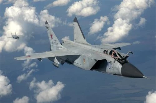 Với 2 động cơ tuốc bin phản lực Soloviev D-30F6 đạt tốc độ 3.000km/h ở trần bay lớn, MiG-31 được xem là tiêm kích đạt tốc độ nhanh nhất trên thế giới hiện nay. Ảnh: War.163