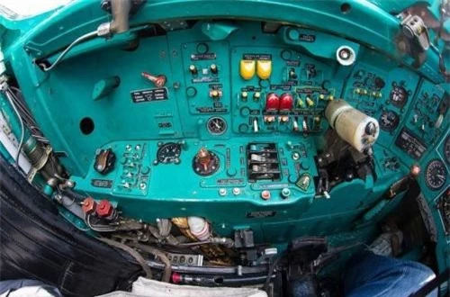  Ở 2 bên ghế ngồi phi công có 2 bảng điều khiển nhỏ với vô số nút bấm trên đó. Ảnh: War.163
